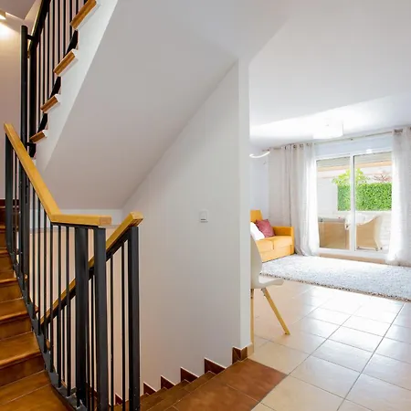 Апартаменти Modern Family Townhouse Адехе