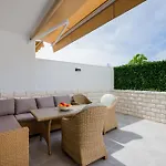 Апартаменти Modern Family Townhouse